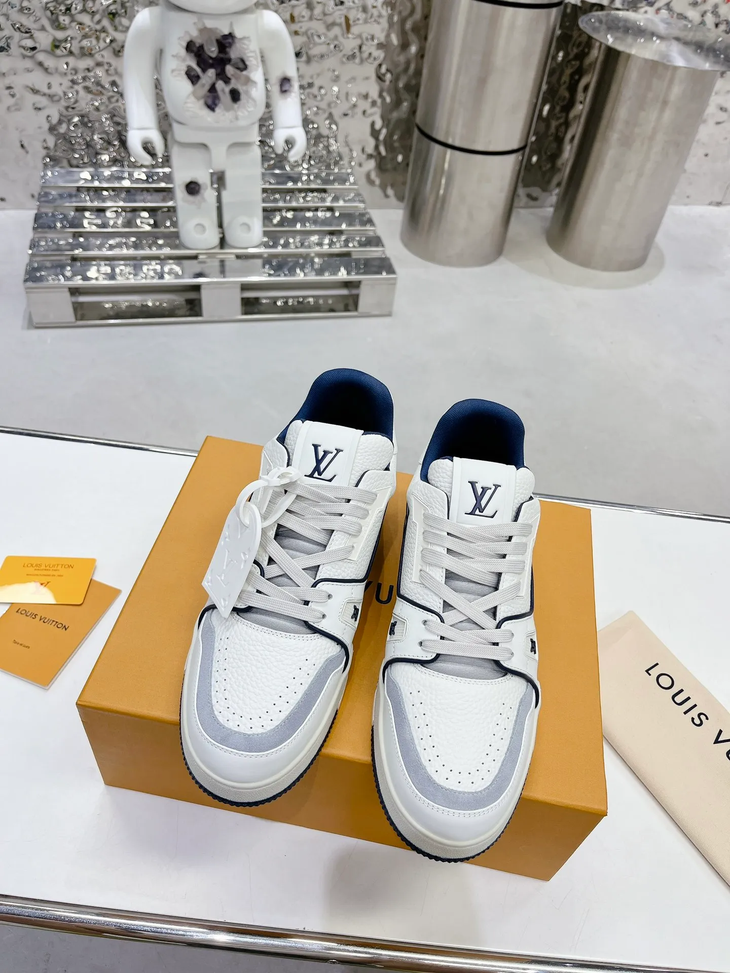 👟👟Ex-factory price 840👟👟 Women's Shoes Factory LV top version 2023 new model Purchasing quality LV~Louis Vuitton Lv TRAINER's best-looking sneakers, Donkey Brand strongly promotes new products, official website limited edition retro basketball sneakers! Both high-cut and low-cut products cost money to purchase an accurate 1:1 replica of the original version. The details are invincible and full of sincerity. The imported and customized original cowhide leather is the same as the original version. The details are 100% restored. The private model customizes the original one-piece T👟👟 ex-factory price U outsole. It is different from other brands. Without the original version, this effect cannot be achieved!    Men's and women's models 35-40 39-45 (45 and 46 are customized and cannot be returned or exchanged)